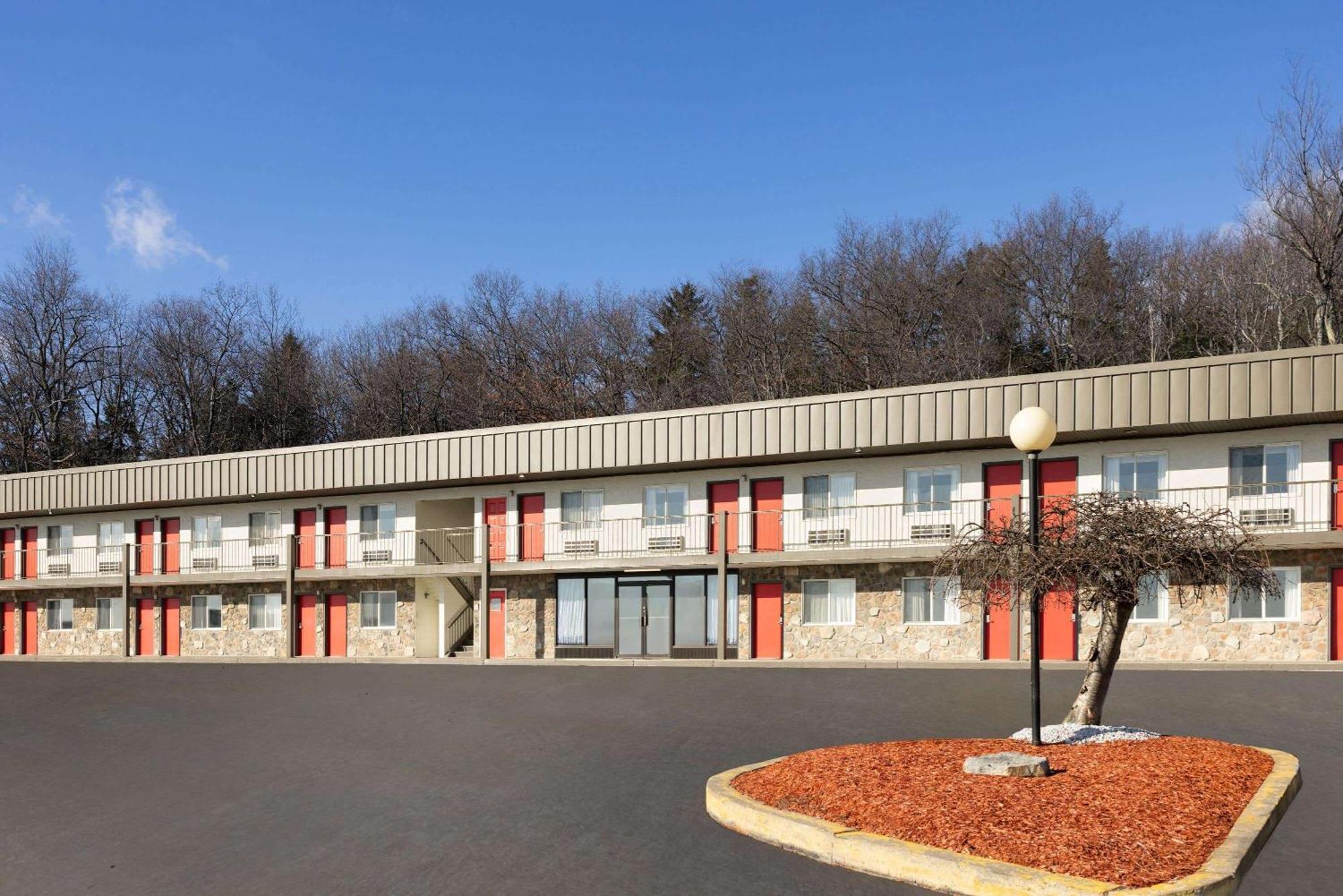 Super 8 By Wyndham Hazleton Motel Luaran gambar